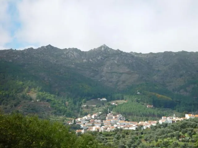 ゲストハウス Descanso Serrano マンテイガス